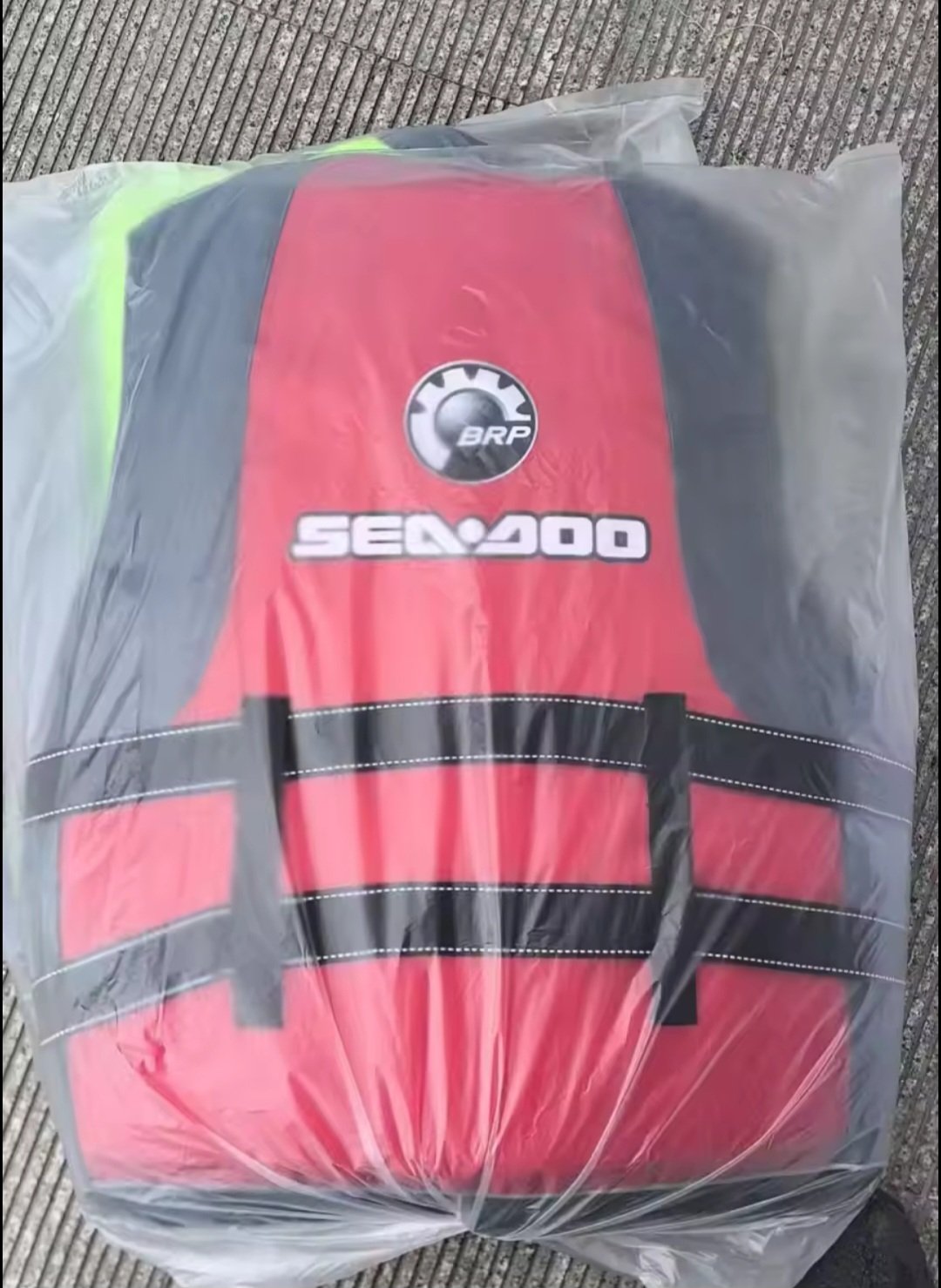 Prsluk crveni straga zapakiran