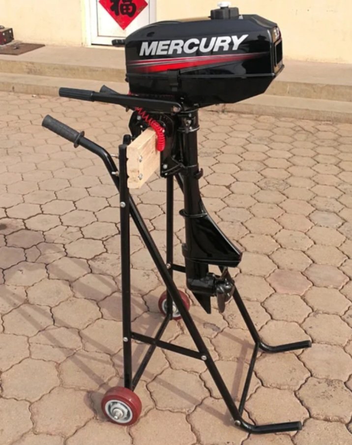 Demonstracija postavljanja stalka sa vanbrodskim motorem