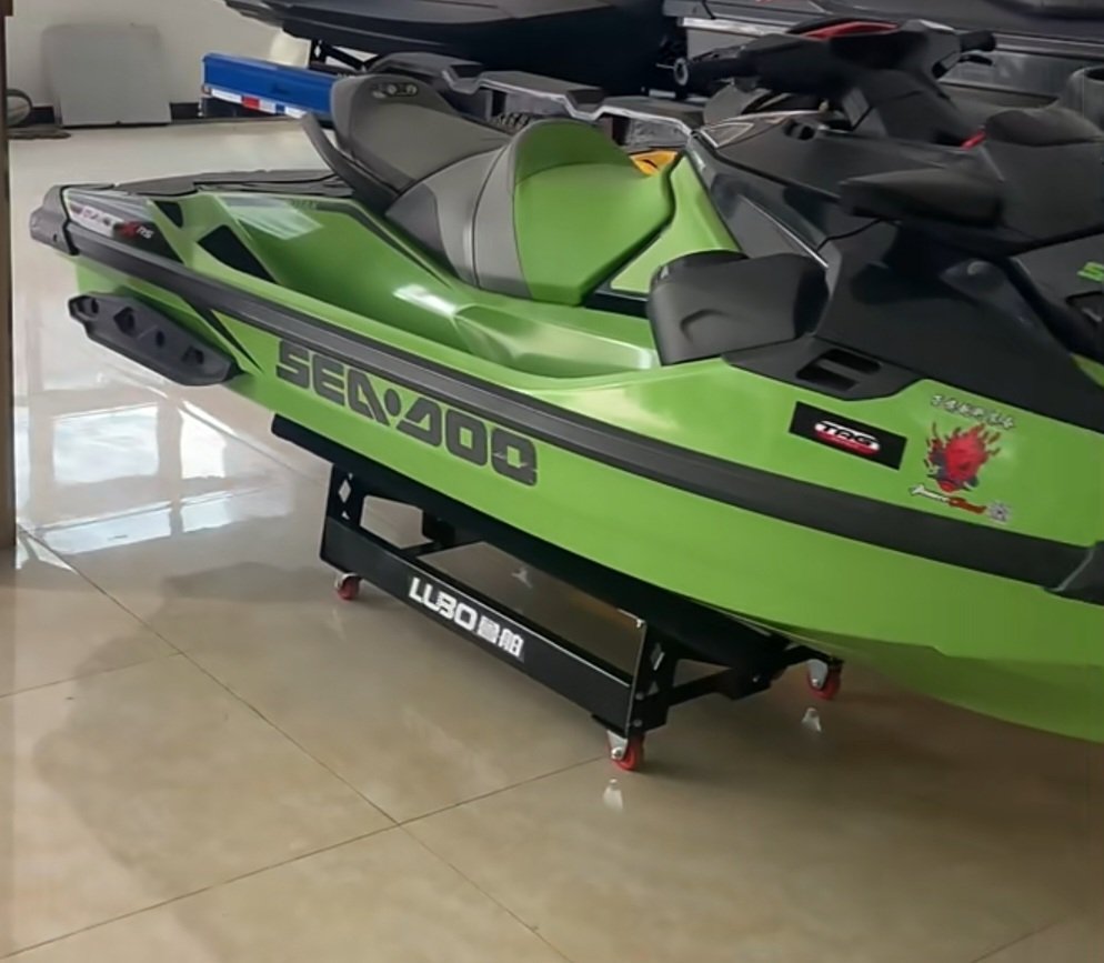 Jet ski postavljen na stalak - prikaz