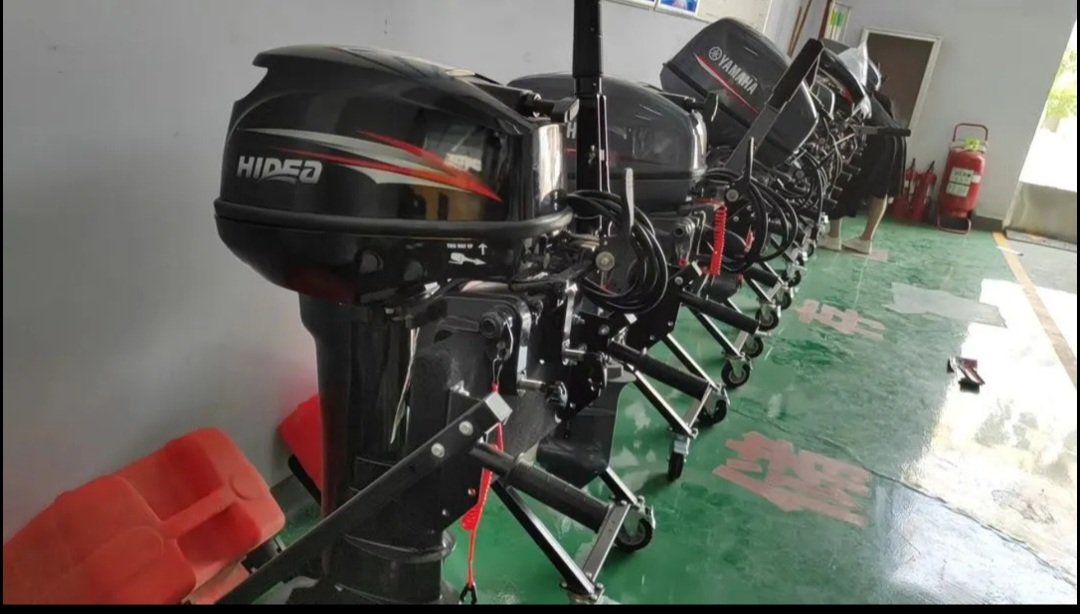 Stalci postavljeni u nizu na izložbi u Zadru