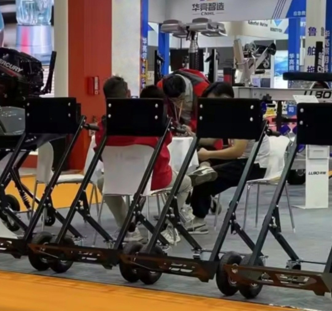 Stalci u nizu poredani jedan pored drugog sa izloga u Zadreu